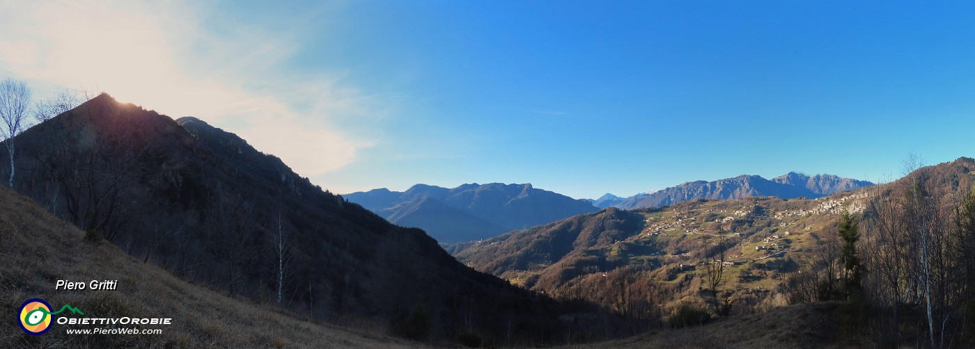 36 Si apre la vista su Dossena baciata dal sole e noi siamo in ombra.jpg